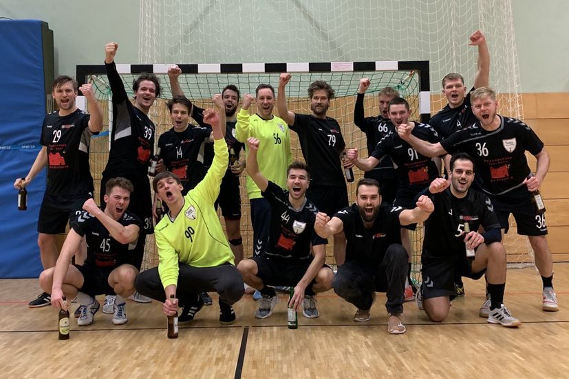Es ist geschafft! Die erste Mannschaft der HSG Kreuzberg hat Geschichte geschrieben und spielt zum ersten Mal seit der Gründung im Jahr 2001 in der höchsten Berliner Handball Liga. 